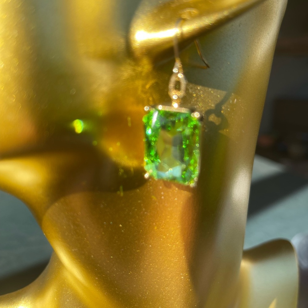 Green crystal earrings new
Fia’s custom design gold field